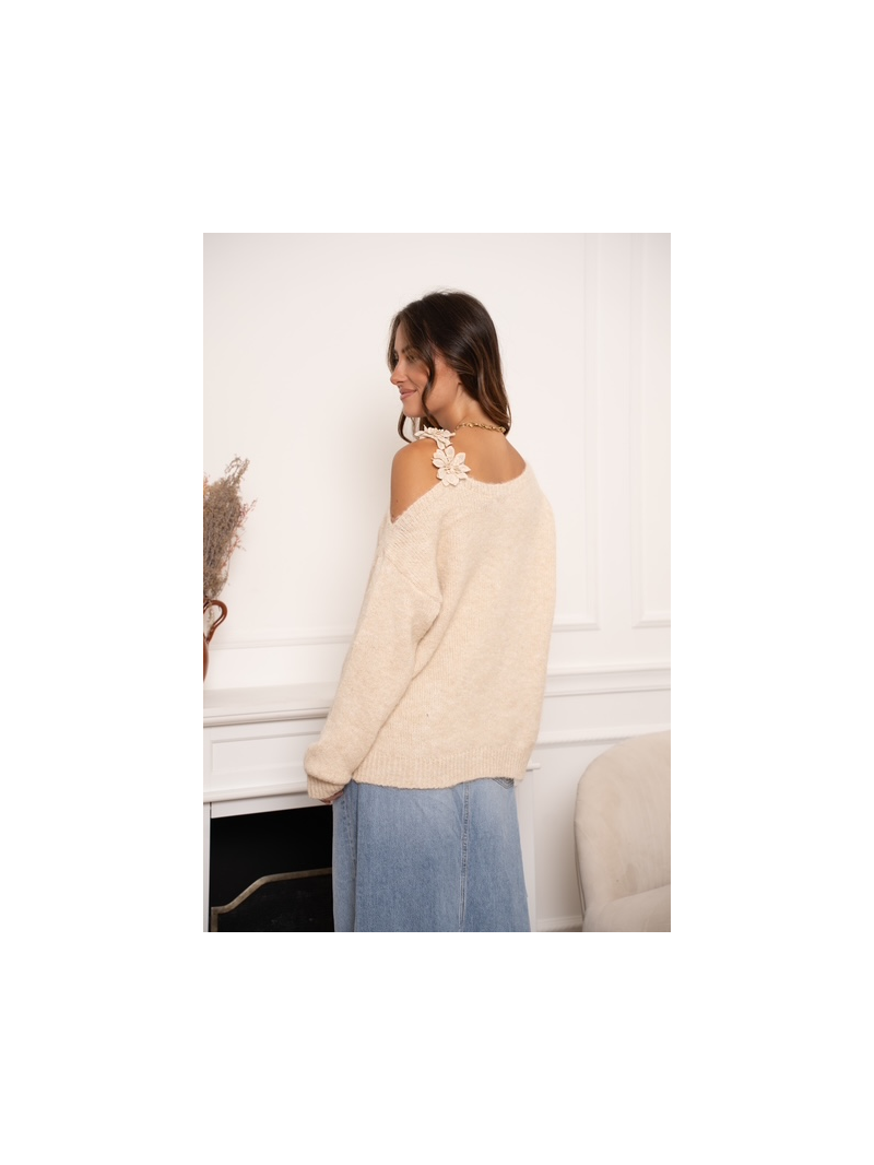 FLEURS Pull beige épaule dénudée