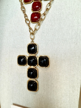 Sautoir 45 cm – Croix en résine chic