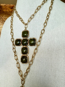 Sautoir 45 cm – Croix en résine chic