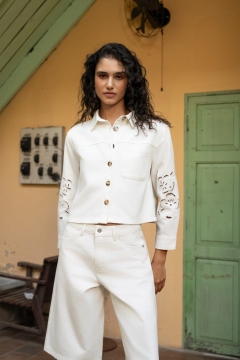 Veste blanche Angela coupe courte – Veste femme élégante broderie manches | Sud Access Veste blanche Angela coupe courte – Veste femme élégante broderie manches | Sud Access