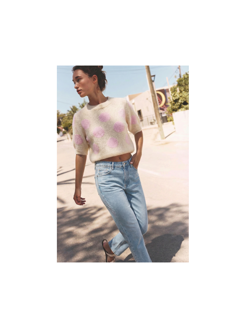 Pull écru à pois roses manches courtes – Maille douce & look tendance été Pull écru à pois roses manches courtes – Maille douce & look tendance été