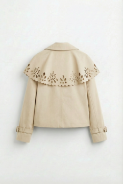 Trench Flore beige femme – Col floral ajouré & coupe élégante Trench Flore beige femme – Col floral ajouré & coupe élégante