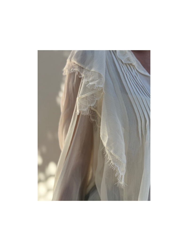 Blouse écrue fluide – Plissés et volants, style bohème chic | Sud Access