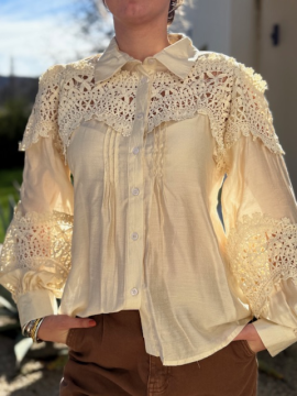 Blouse beige dentelle – Détails crochet, style bohème chic | Sud Access