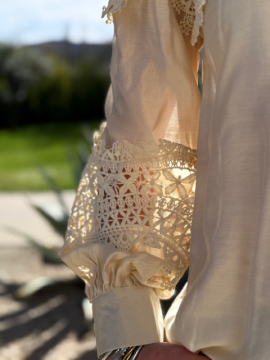 Blouse beige dentelle – Détails crochet, style bohème chic | Sud Access