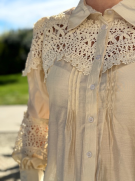 Blouse beige dentelle – Détails crochet, style bohème chic | Sud Access