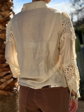 Blouse beige dentelle – Détails crochet, style bohème chic | Sud Access