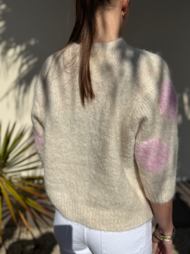 Pull écru à pois roses manches courtes – Maille douce & look tendance été Pull écru à pois roses manches courtes – Maille douce & look tendance été