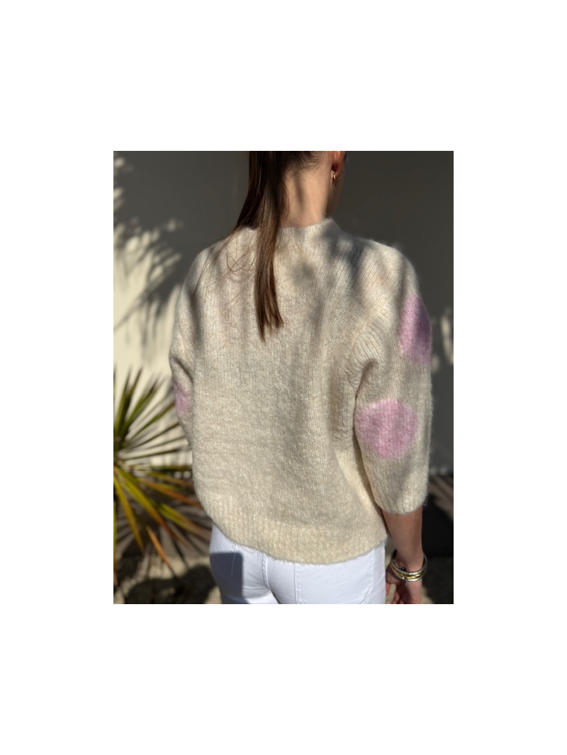 Pull écru à pois roses manches courtes – Maille douce & look tendance été Pull écru à pois roses manches courtes – Maille douce & look tendance été