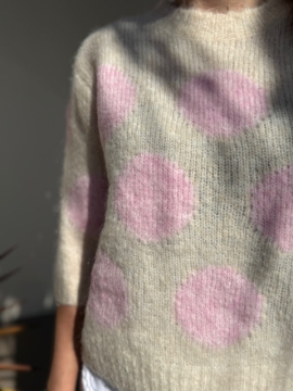 Pull écru à pois roses manches courtes – Maille douce & look tendance été Pull écru à pois roses manches courtes – Maille douce & look tendance été