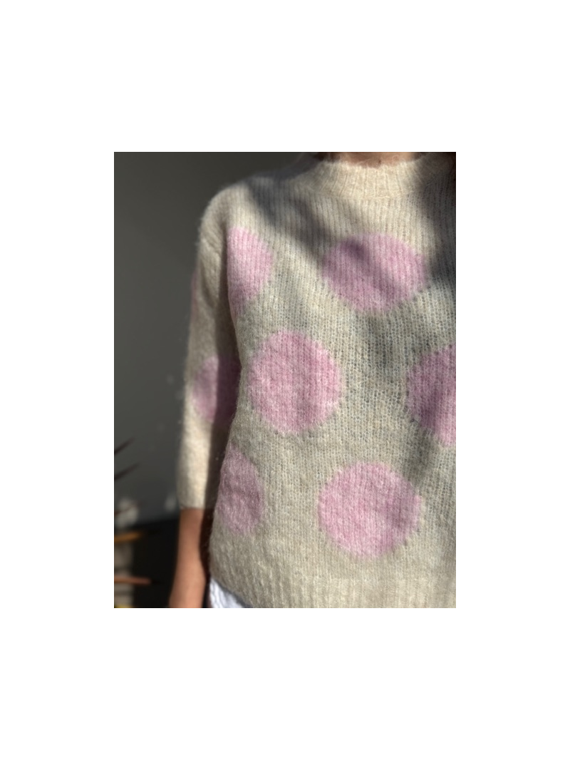 Pull écru à pois roses manches courtes – Maille douce & look tendance été Pull écru à pois roses manches courtes – Maille douce & look tendance été