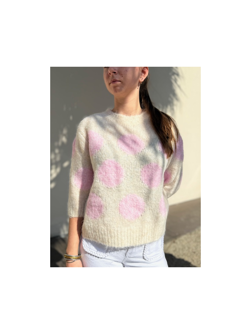 Pull écru à pois roses manches courtes – Maille douce & look tendance été Pull écru à pois roses manches courtes – Maille douce & look tendance été