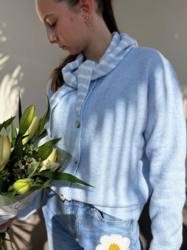 Gilet bleu ciel maille douce – Boutonné avec foulard assorti | Sud Access