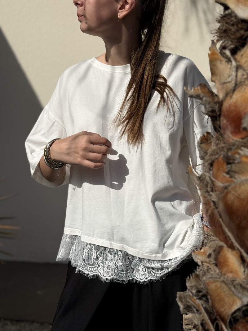 Top fluide blanc avec dentelle – Coupe asymétrique chic | Sud Access