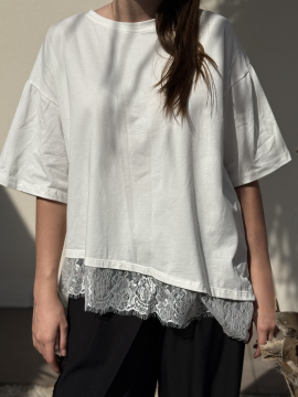 Top fluide blanc avec dentelle – Coupe asymétrique chic | Sud Access