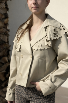 Trench Flore beige femme – Col floral ajouré & coupe élégante