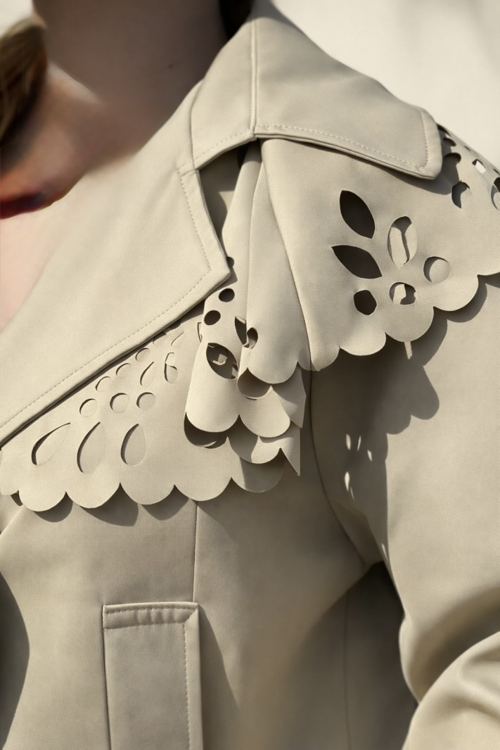 Trench Flore beige femme – Col floral ajouré & coupe élégante Trench Flore beige femme – Col floral ajouré & coupe élégante