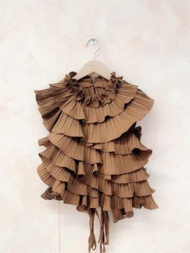 Top dos nu chocolat à volants plissés Lovely – top femme élégant et tendance