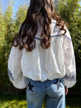 Chemise BELUCCI blanche brodée bleu – Style bohème chic | Sud Access