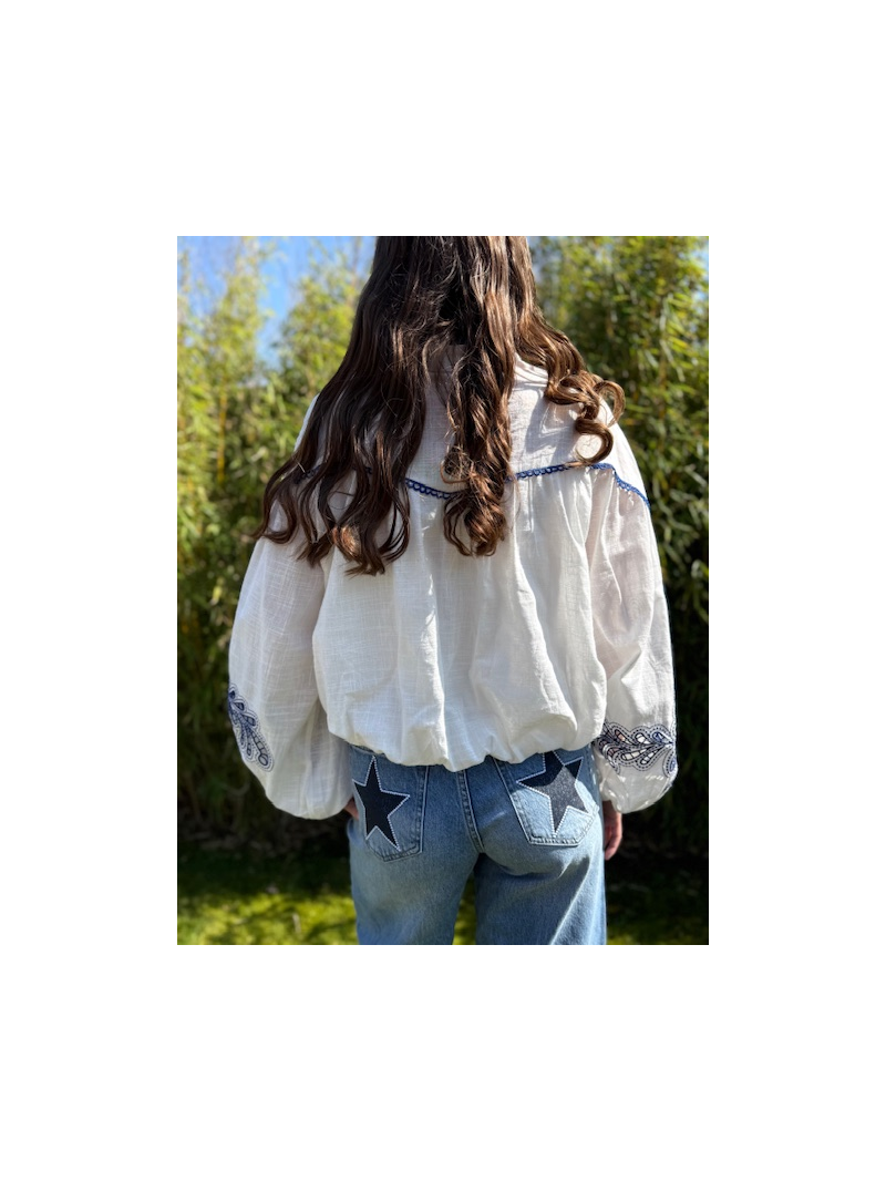 Chemise BELUCCI blanche brodée bleu – Style bohème chic | Sud Access