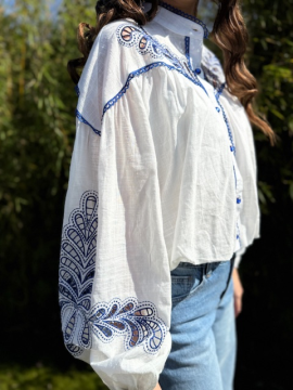 Chemise BELUCCI blanche brodée bleu – Style bohème chic | Sud Access