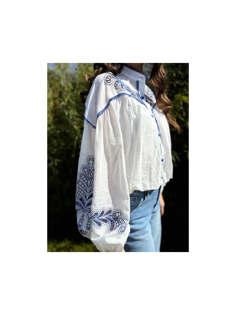 Chemise BELUCCI blanche brodée bleu – Style bohème chic | Sud Access