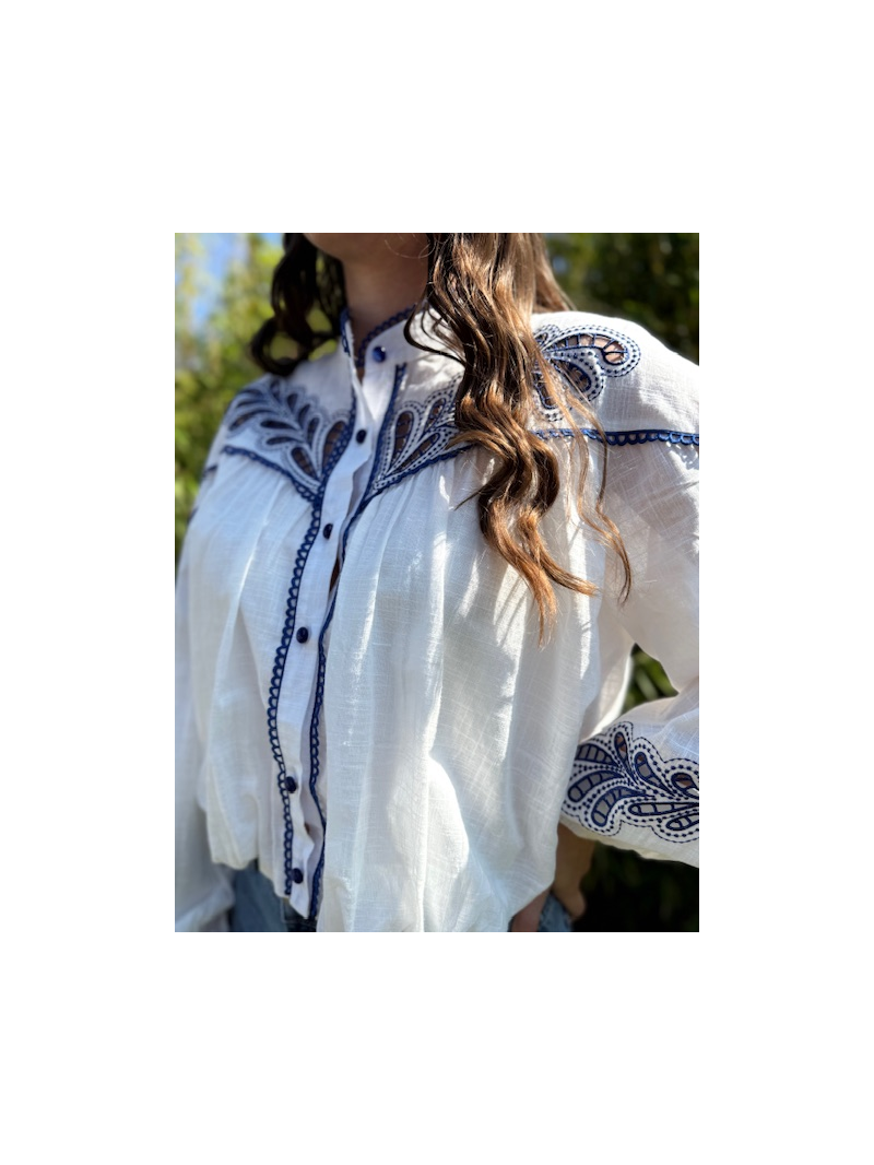 Chemise BELUCCI blanche brodée bleu – Style bohème chic | Sud Access