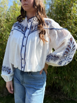 Chemise BELUCCI blanche brodée bleu – Style bohème chic | Sud Access