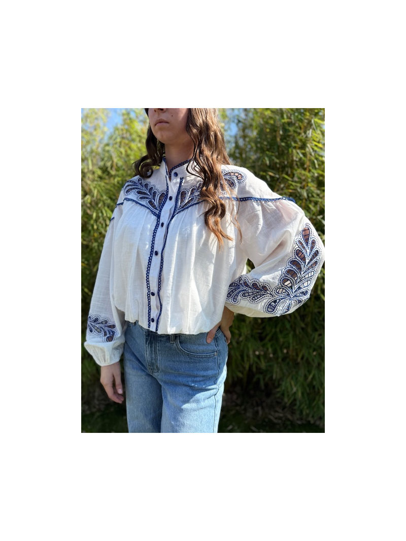 Chemise BELUCCI blanche brodée bleu – Style bohème chic | Sud Access