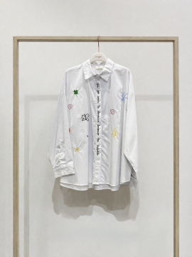 Chemise oversize blanche bonita broderies colorées femme – style tendance et casual