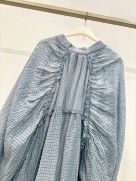 Blouse oversize bleu ciel manches bouffantes détail dos – femme tendance