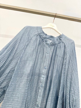 Blouse oversize bleu ciel manches bouffantes détail dos – femme tendance