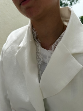 Blazer blanc Chloé avec finition dentelle – Élégant & féminin