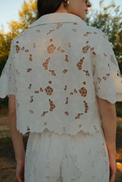 Chemise courte dentelle blanche femme – Chemise FLEURS broderie florale chic | Sud Access Chemise courte dentelle blanche femme – Chemise FLEURS broderie florale chic | Sud Access