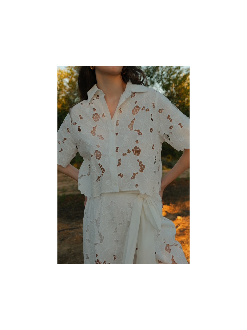 Chemise courte dentelle blanche femme – Chemise FLEURS broderie florale chic | Sud Access Chemise courte dentelle blanche femme – Chemise FLEURS broderie florale chic | Sud Access