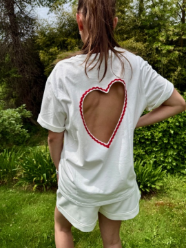 T-shirt blanc col rond dos cœur rouge | Sud Access Montélimar