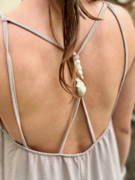 Robe Déesse taupe dos nu détail cailloux – robe longue femme été Robe Déesse taupe dos nu détail cailloux – robe longue femme été