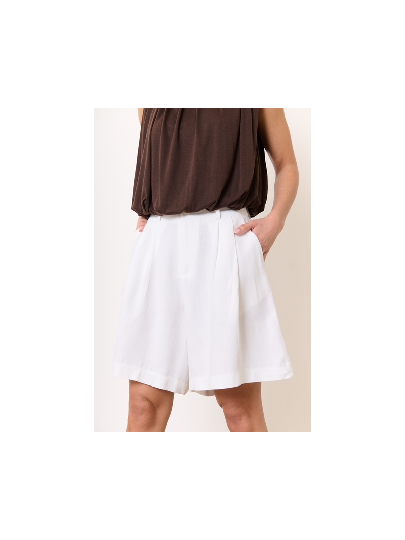 Bermuda blanc femme chic et élégant – Total look avec blazer assorti Bermuda blanc femme chic et élégant – Total look avec blazer assorti