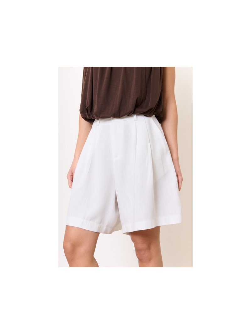 Bermuda blanc femme chic et élégant – Total look avec blazer assorti Bermuda blanc femme chic et élégant – Total look avec blazer assorti