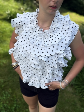Top dos nu blanc à petit pois noir à volants plissés Lovely – top femme élégant et tendance