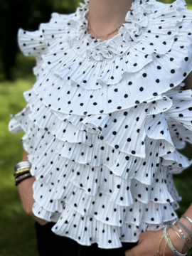 Top dos nu blanc à petit pois noir à volants plissés Lovely – top femme élégant et tendance
