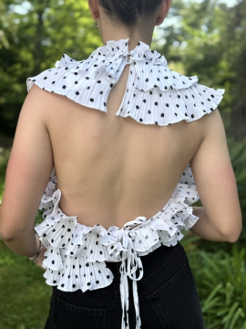 Top dos nu blanc à petit pois noir à volants plissés Lovely – top femme élégant et tendance