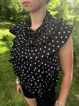 Top dos nu noir à petit pois blanc à volants plissés Lovely – top femme élégant et tendance