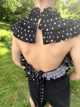 Top dos nu noir à petit pois blanc à volants plissés Lovely – top femme élégant et tendance