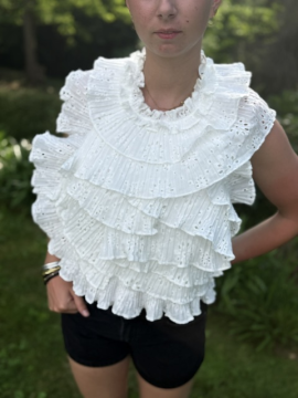 Top dos nu blanc en broderie anglaise à volants plissés Lovely – top femme élégant et tendance