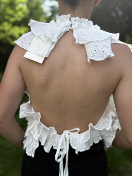 Top dos nu blanc en broderie anglaise à volants plissés Lovely – top femme élégant et tendance