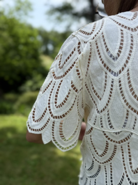 Top ajouré crochet & broderie relief plume – Tendance été femme