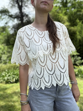 Top ajouré crochet & broderie relief plume – Tendance été femme
