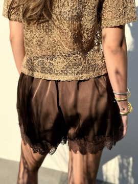 Short satin chocolat dentelle femme – Short fluide chic et élégant
