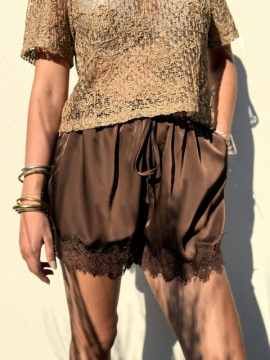 Short satin chocolat dentelle femme – Short fluide chic et élégant